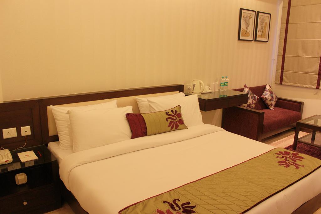 Hotel Amrapali Grand New Delhi Room photo