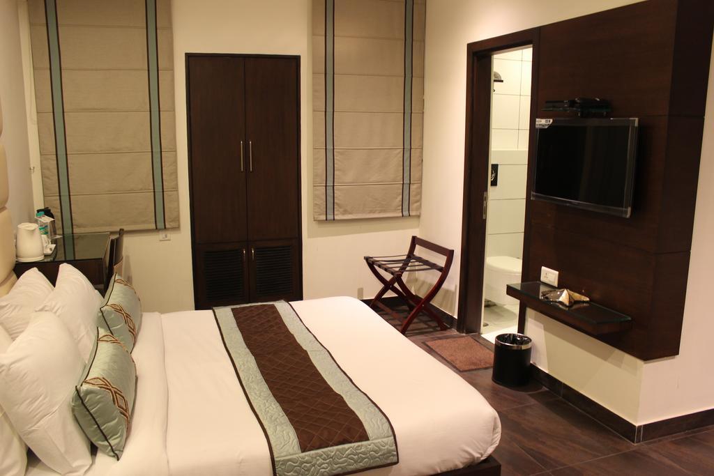 Hotel Amrapali Grand New Delhi Room photo